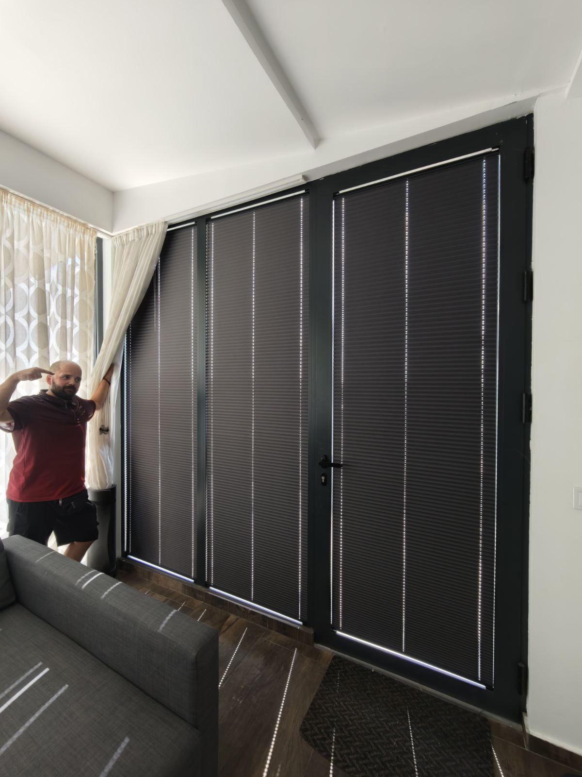 Antracit Blackout plise zavese na balkonskim vratima dnevne sobe