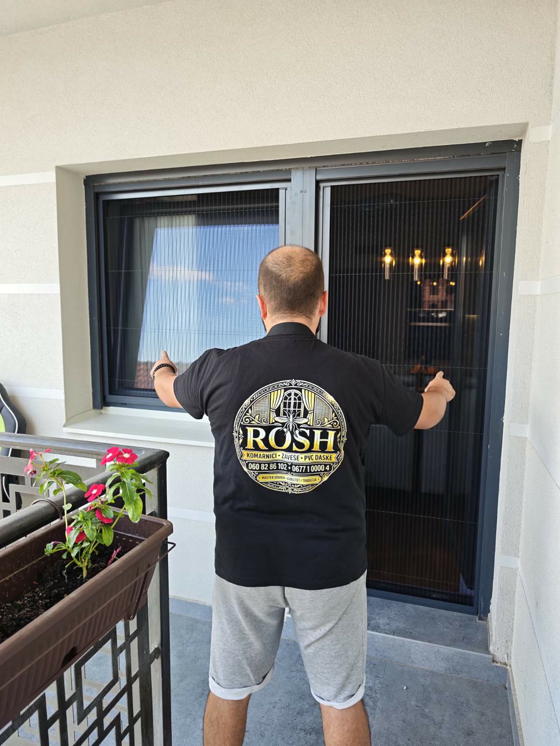 Rosh majstor montira komarnik na prozor