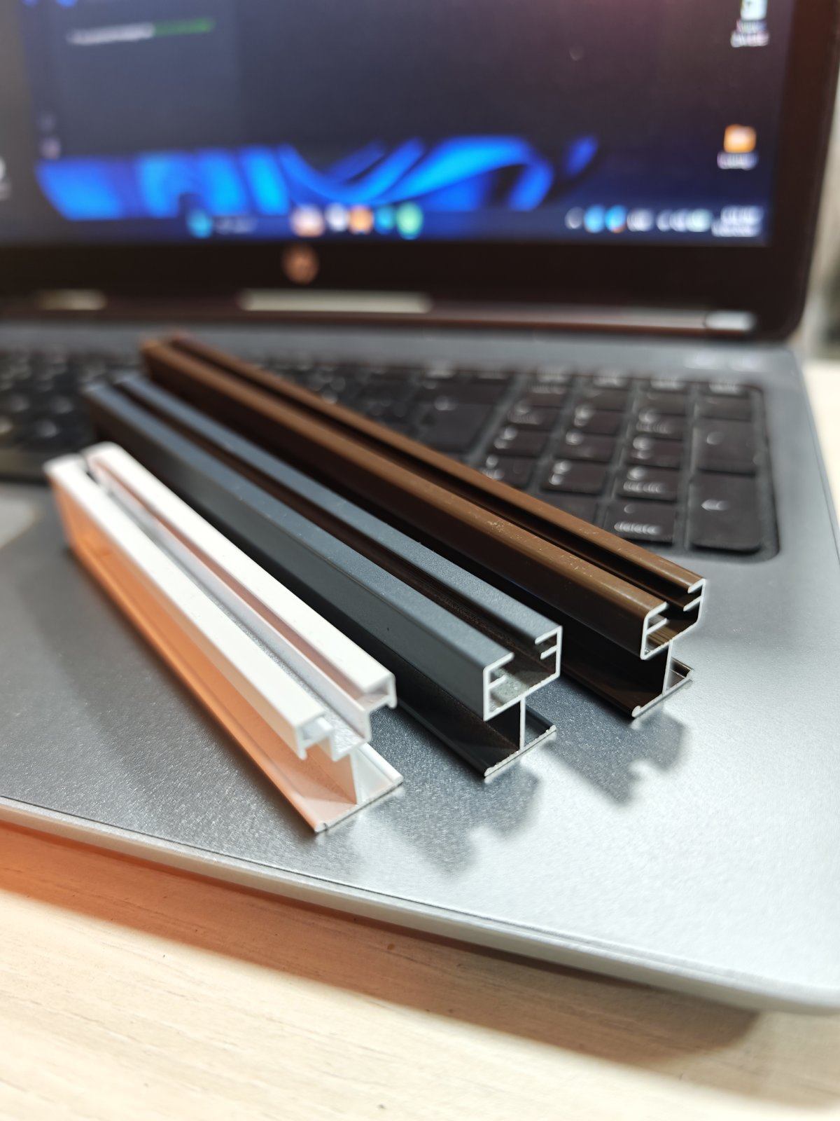 Aluminijumski profili u braon, crnoj i beloj boji